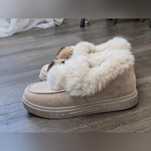 Cozy Fuzzy Soft Warm Slipper Shoes Poms Size 9 Snow Winter Streetwear Natural - Picture 4 of 10